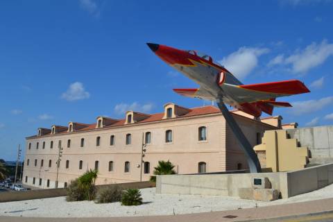 El avión del Ejército del Aire expuesto en el Campus Muralla del Mar.